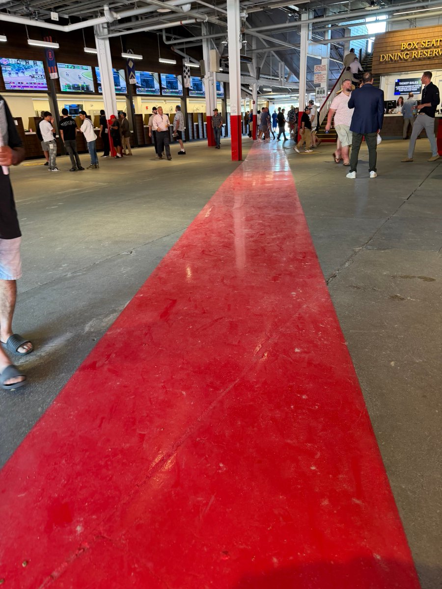 SaratogaGoose's tweet photo. Freshly and now fully painted jockey lane. https://t.co/argKYtIosV
