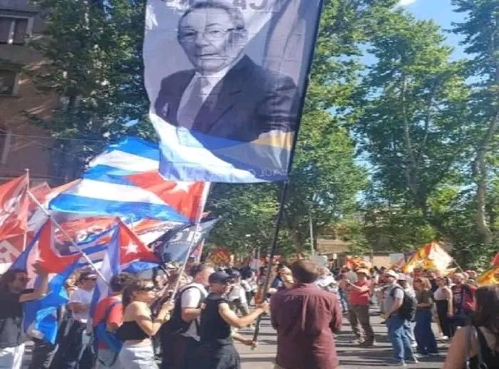 Colina_CTCuba's tweet photo. 🌐🇨🇺| En diversas partes del mundo también se honra la obra y legado del General de Ejército Raúl Castro Ruz, líder al frente de la Revolución Cubana.

 🔗https://t.co/Nskdgyksaz

#95DeRaúl
#RaúlEsRaúl https://t.co/UnNWn9JYWi