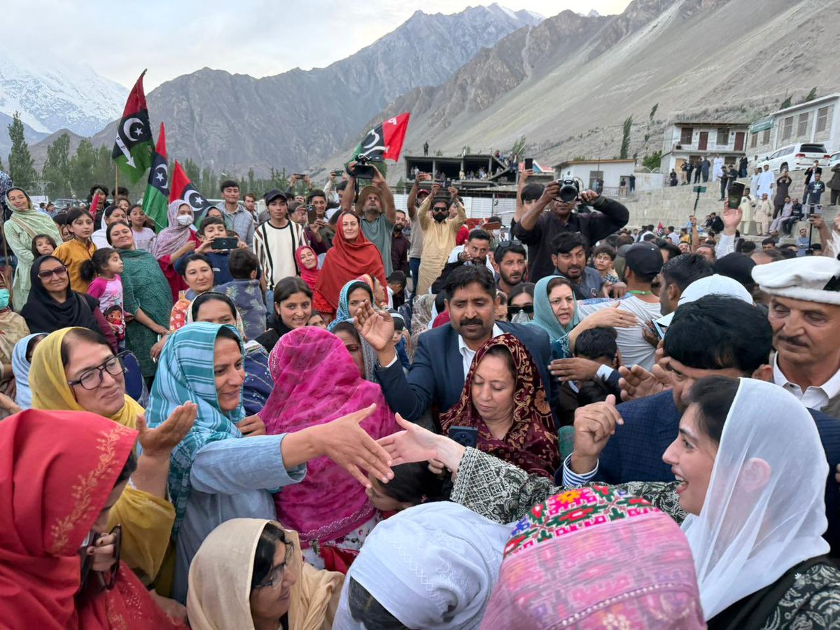 MediaCellPPP's tweet photo. ہنزہ میں انتخابی مہم کے دوران بی بی آصفہ بھٹو زرداری شرکاء جلسہ کے پاس پہنچ گئیں۔ خواتین عکس بینظیر کو دیکھ کر آبدیدہ، رقت آمیز مناظر
@AseefaBZ 
 #HunzaMainTeerChaleyGa https://t.co/RWUZ97Omkh