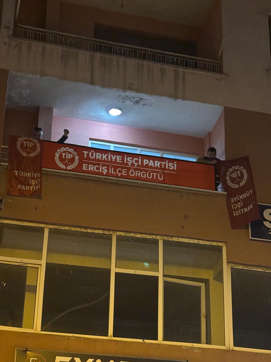 mrkrmzts's tweet photo. "Kadıköy partisinden" birkaç fotoğraf... Bu vesileyle Elazığ'dan Iğdır'a memleketin dört bir yanında kısıtlı imkanlarla sosyalizm mücadelesini büyütenleri takip edelim, görünür kılalım. Operasyon hesaplarına en iyi yanıt bu olacaktır. @tipigdir @tipelazig @tip_bitlis @tip_van65 https://t.co/284g12e1JD