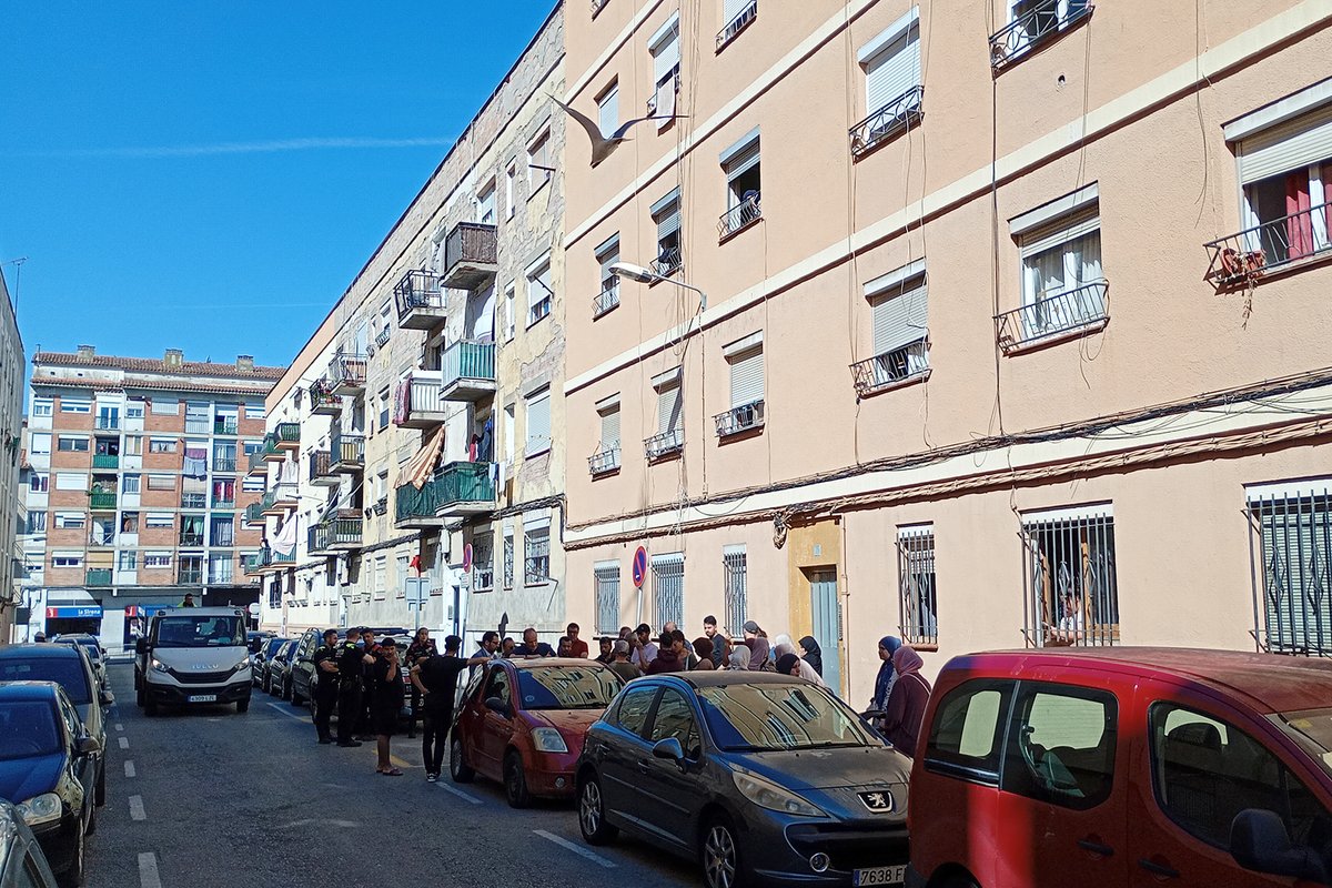 elsetembre's tweet photo. #ENMOVIMENT
Aturen el desnonament d'un pis propietat d'un fons voltor a Manlleu
▶️La propietat del pis és una societat vinculada a Cerberus, un dels majors fons voltor dels Estats Units
https://t.co/hdQaI23Xyw https://t.co/ajh0rvtlEn