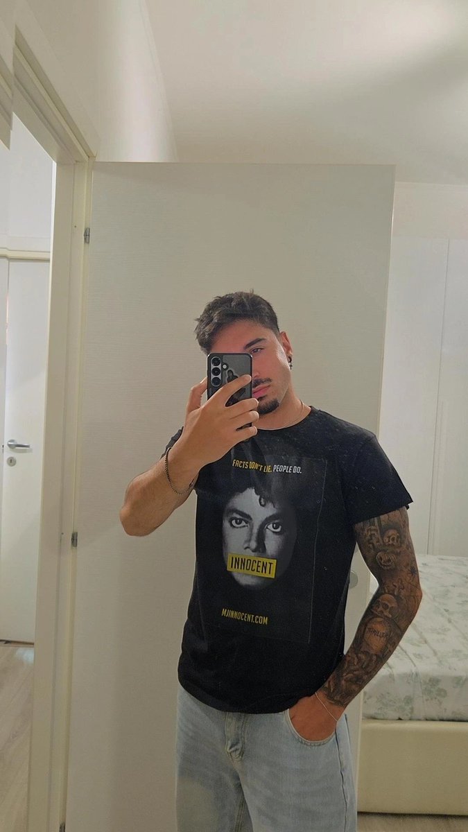 AlfredoGirardi's tweet photo. Stasera si torna al cinema per la quindicesima volta. Ma stavolta si torna in tuo onore RE 👑 
I fatti non mentono, le persone lo fanno. MICHAEL JACKSON INNOCENT🤍 #Mjinnocent #MichaelJackson #MichaelMovie #mjfam @michaeljackson @michaelmovie @andjustice4some https://t.co/pfcm5pjLCZ