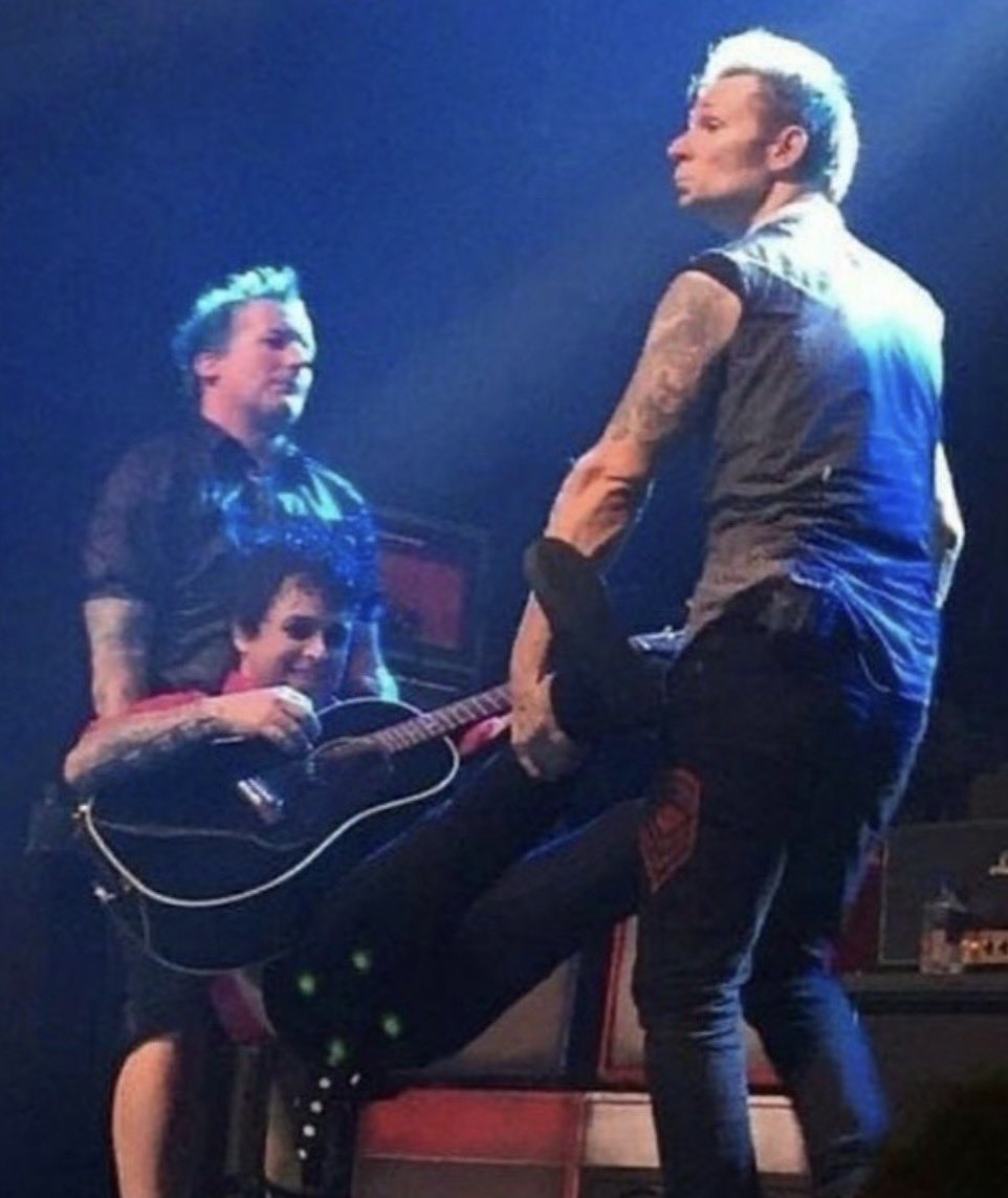 whatsh1sf4ce's tweet photo. whole band gay #gdtwt https://t.co/ca7CAP1vcQ