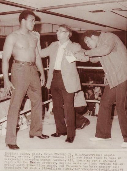 HarryHaris48861's tweet photo. Angelo Dundee in between Muhammad Ali and then heavyweight boxing champion George Foreman. #AngeloDundee #MuhammadAli #GeorgeForeman #boxing 🥊 https://t.co/XAmpKpE3YN
