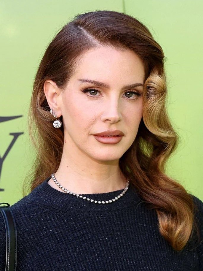 lukeggnx's tweet photo. Lana del Rey donates $1M to the LGBTQ+ community in the first day of Pride Month:

"I hope they find a cure, these twinks are pissing me off by asking me all day for the new album."

Source: Variety https://t.co/MrvSy8fvgo