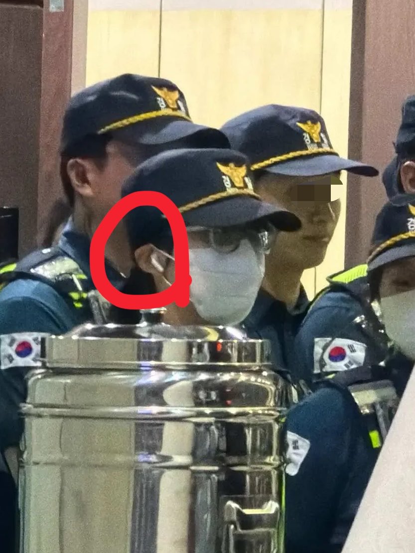 jake__L_'s tweet photo. 창원세코 컨벤션센터 투표개표소에서 경찰이 공무수행중에 에어팟끼고있음 ㄷㄷㄷㄷㄷ https://t.co/HrhJ5Hr7Rj
