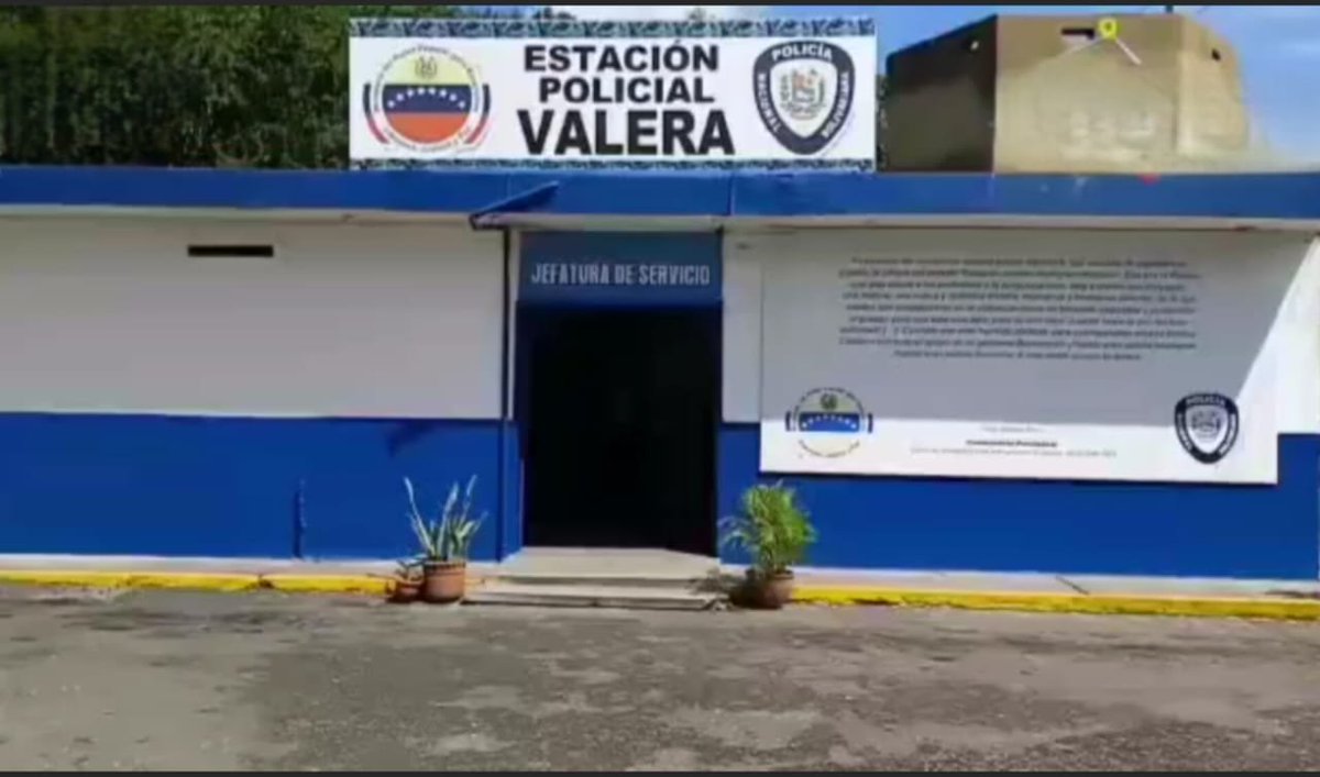eldiario's tweet photo. #3Jun | El Sindicato Nacional de Trabajadores de la Prensa (@sntpvenezuela) alertó que el periodista Pablo José Mujica Rodríguez, reportero del medio Noticias La Voz de Valera, fue "interceptado por sujetos armados, detenido y trasladado contra su voluntad a una sede policial" en La Beatriz, Valera (Trujillo), el #1Jun.

"Permaneció detenido por aproximadamente tres horas y fue interrogado por una nota sobre la escasez de gasolina en la entidad. Según su testimonio, los funcionarios le advirtieron de la molestia del gobernador del estado y le preguntaron qué político lo presionaba para publicar y le ordenaron no volver a informar sobre el tema", precisó la organización en sus redes sociales.

"Esa misma noche volvieron a contactarlo y lo obligaron a publicar una nota con narrativa oficialista", añadió el sindicato en sus redes sociales.

📸: @sntpvenezuela