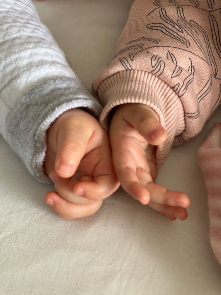 bubblgummky's tweet photo. ⠀⠀ㅡ 𝚗𝚎𝚠 𝐩𝐨𝐬𝐭 ;
⠀⠀
⠀⠀  🌔 ˓˓     ֺ   ࣭   🐣🐣    -      ☀️      ۪    ⊹    ࣭  .    .   ۪   ֹ  𝐻𝑒𝑙𝑖 &amp; 𝑃𝑎𝑑𝑚𝑒 𝑤𝑒𝑙𝑐𝑜𝑚𝑒 𝑡𝑜 𝑡𝘩𝑒 𝑤𝑜𝑟𝑙𝑑⠀ 
El mejor regalo de esta vida nos llegó en dos partes para terminar de completarnos.
 ಣ  𓈒 https://t.co/80c8uVutXx