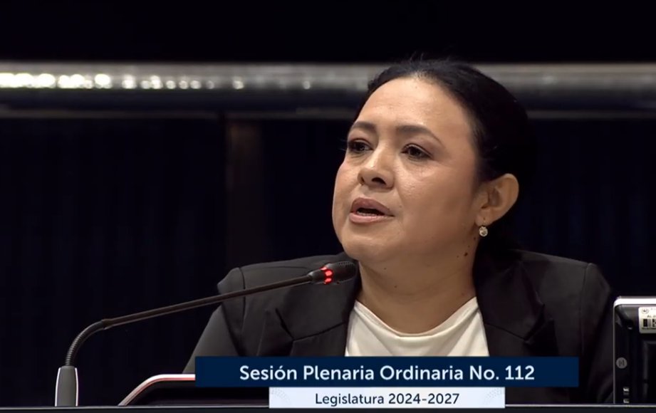 EugeniaVelsquez's tweet photo. @soycesiarivas reclama en @AsambleaSV q el @isss_gob_sv está "colapsando", por lo q solicita la interpelación de la directora @MonicaAyalaGue1. "Que venga a rendir cuentas acerca de ese colapso institucional. Es lamentable q estén despidiendo a médicos especialistas", dice Rivas. https://t.co/sN2UVanCaZ