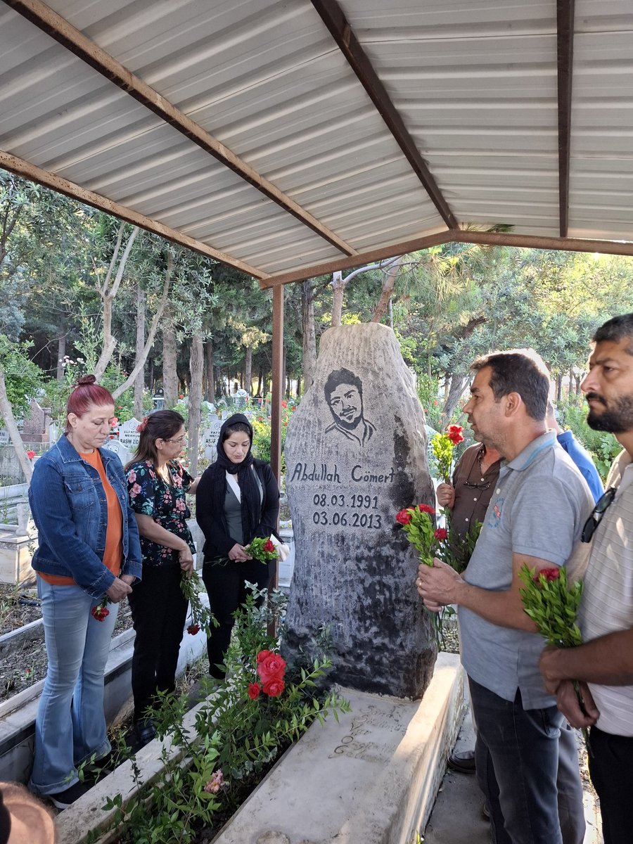 HataySykp's tweet photo. 3 Haziran 2013 yılında Armutlu Gezi direnişinde katledilen Abdullah Cömert'i mezarı başında Emek ve demokrasi güçleri ile birlikte andık. 
Gezi bu ülkenin demokrasi, özgürlük ve eşitlik mücadelesinin en iyi deneyimlerinden biridir ve tüm halklara umut olmaya devam ediyor. https://t.co/cYmlljpkza