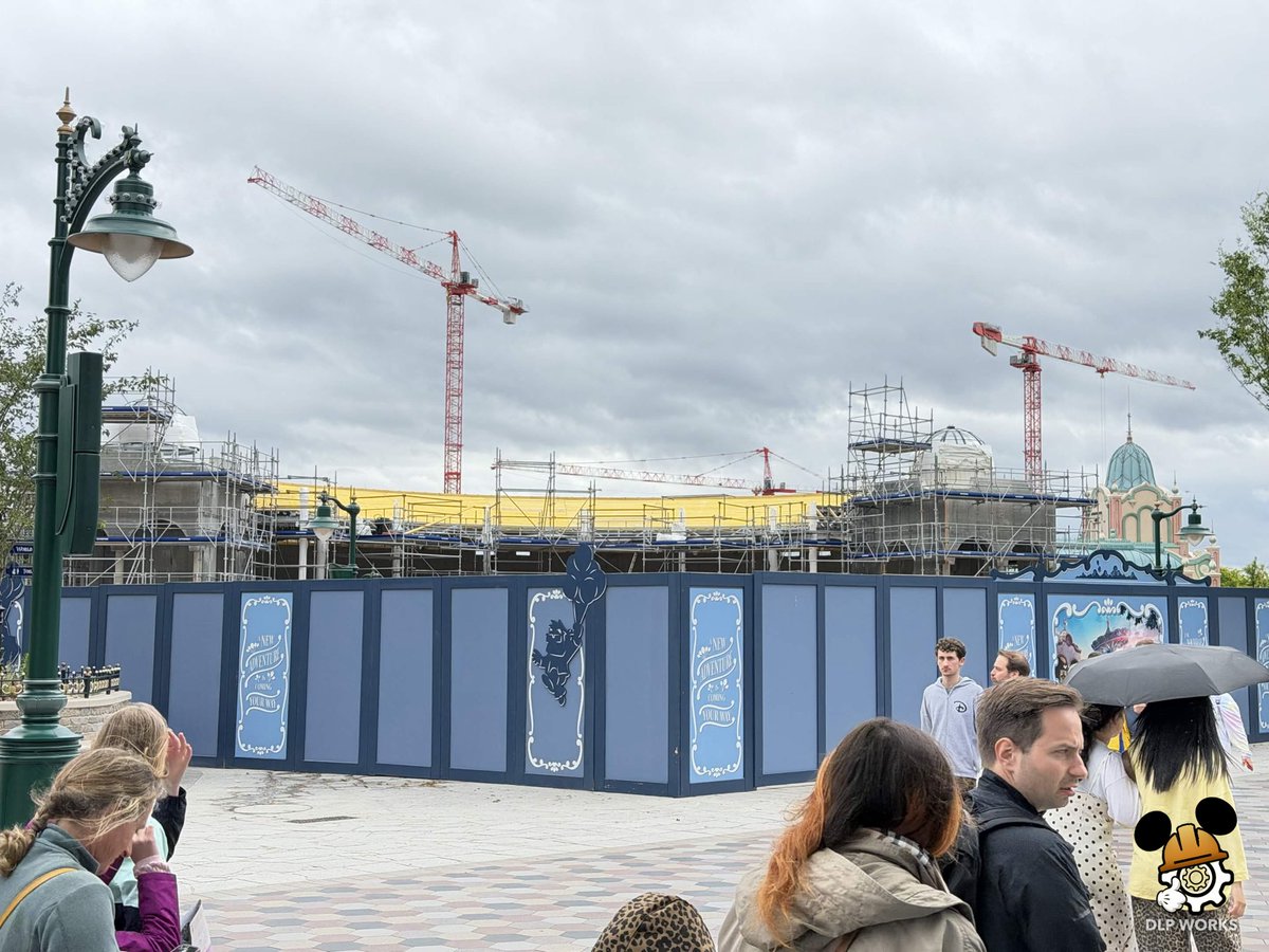 DLPWorks's tweet photo. [Live] 🚧🎈Changes spotted on the future Up attraction construction site!!

➡️ At Adventure Way,  walls surrounding the site have been repositioned, expanding the overall work zone!
➡️ The roof has now received most of its wooden framework, while insulation work is being applied to the façades.
➡️ The recently installed domes have been surrounded by metal panels & protective tarps #DisneylandParis