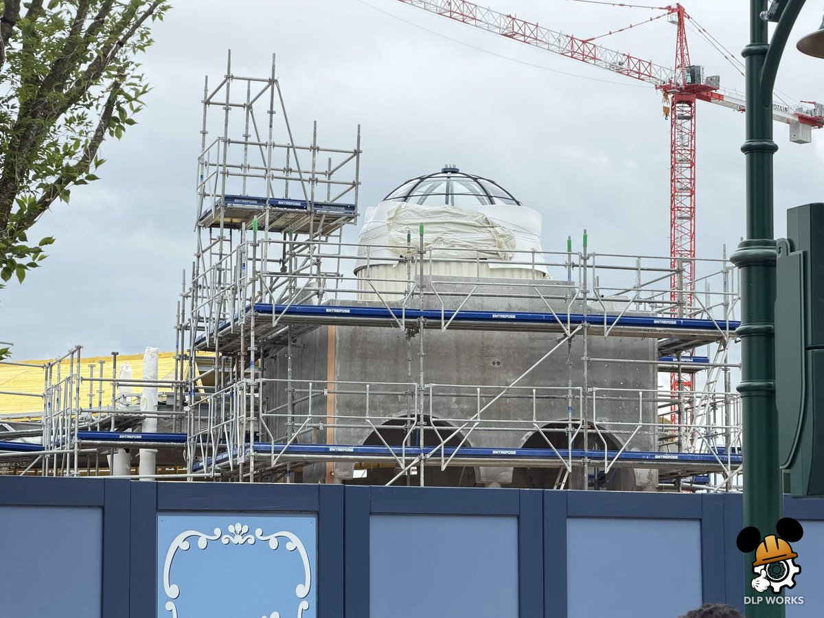 DLPWorks's tweet photo. [Live] 🚧🎈Changes spotted on the future Up attraction construction site!!

➡️ At Adventure Way,  walls surrounding the site have been repositioned, expanding the overall work zone!
➡️ The roof has now received most of its wooden framework, while insulation work is being applied to the façades.
➡️ The recently installed domes have been surrounded by metal panels & protective tarps #DisneylandParis
