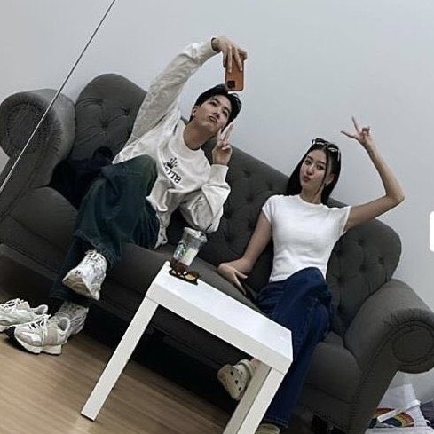 sunshinemimu's tweet photo. khao wishing view hbd 😭😭😭 we finally got viewkhao bff crumbs again https://t.co/wc9qsj8aGP