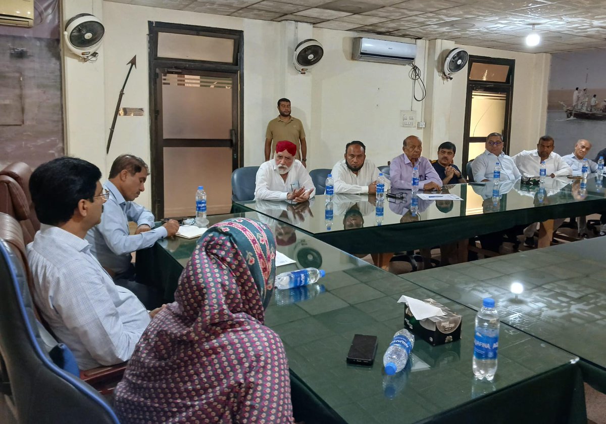 fcs_org's tweet photo. مورخہ 3 جون 2026ء کو فشرمینز کوآپریٹو سوسائٹی لمیٹڈ، میرین فشریز ڈپارٹمنٹ، کراچی فش ہاربر اتھارٹی، اسٹوفا (STOFA) اور پاک فیا (PAKFIA) کے نمائندگان کی ایک مشترکہ میٹنگ میرین فشریز ڈپارٹمنٹ کے دفتر میں منعقد ہوئی۔
اجلاس میں باہمی دلچسپی کے مختلف امور اور شعبۂ ماہی گیری کو درپیش مسائل پر تفصیلی تبادلۂ خیال کیا گیا۔ اس موقع پر( پی سی) کے حوالے سے بھی غور و خوض کیا گیا، جس میں بتایا گیا کہ 15 جون 2026ء تک ریلیف برقرار رہے گا، جبکہ 16 جون 2026ء سے مکمل پابندی نافذ العمل ہوگی۔
اس معاملے پر اجلاس میں موجود تمام متعلقہ اداروں کے نمائندگان نے اتفاقِ رائے کا اظہار کیا اور مذکورہ فیصلے کی تائید کی۔
#fishermencooperativesociety
@FatimaM78515600 #chairpersonfcsl #ManagerFCSL #fcsleadership #FCSL #fisherman
