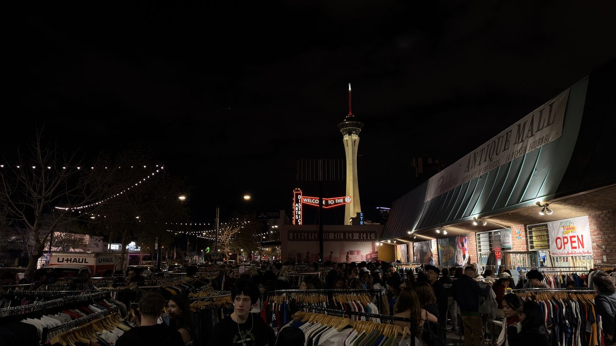 CityOfLasVegas's tweet photo. Downtown Las Vegas is gearing up for @FirstFridayLV this week! Enjoy delicious food, support local artists and dance the night away to live music in the @ArtsDistrictLV from 5-11 p.m. 🎨

Come along with us for a sneak peak at what you can expect at the event: https://t.co/7EyDWUjKPI