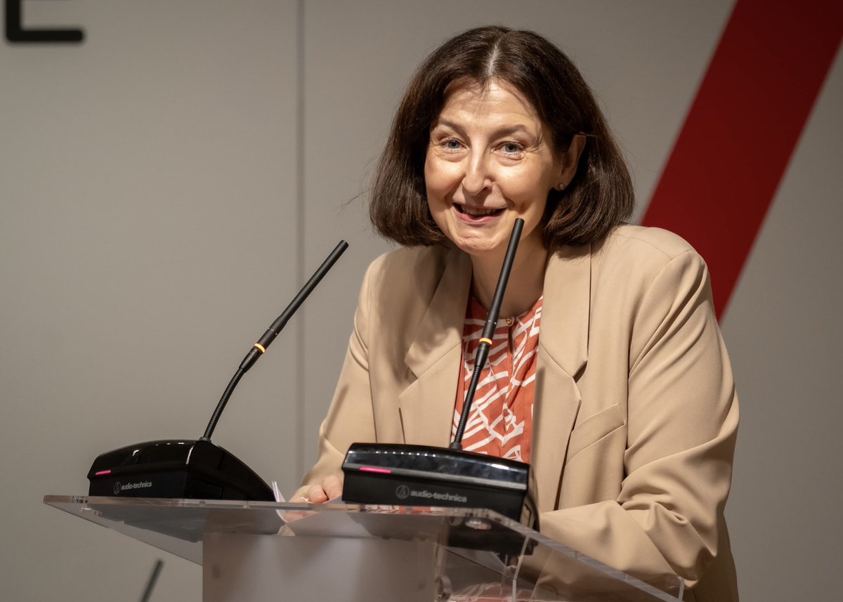 Notarios_ES's tweet photo. 🗣️ Nuestra presidenta ha destacado que, “como notarios, podemos aportar, por un lado, la práctica de nuestro contacto diario con las personas, donde escuchamos sus necesidades y planteamos posibles soluciones jurídicas. Aportamos información a ciudadanos, empresas y administraciones, datos auténticos que resultan de nuestras escrituras, actualizados y completos, contenidos en nuestro Portal Estadístico. Y también aportamos seguridad jurídica y confianza, no solo en las compraventas, sino en el asesoramiento previo, que también debe existir en la fase precontractual, como ya sucede en las hipotecas”

👉🏻 Sobre el mercado del alquiler, @CPBarrioDelOlmo ha añadido que “también en los alquileres podemos aportar seguridad jurídica a propietarios e inquilinos. Con su intervención, el notario garantiza que ambas partes tengan la misma información, que las cláusulas que se recogen sean legales y que, además, las partes tienen capacidad para ello. La intervención notarial permite evitar el fraude fiscal, contratos fraudulentos que tratan de escapar de la regulación”