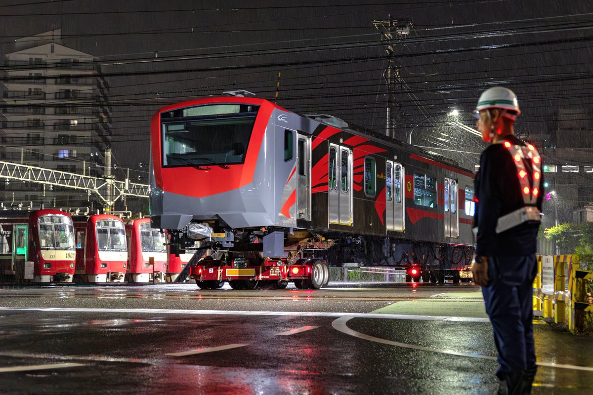 YY_Train_Labo's tweet photo. 2026.06.04　①
フィリピン・南北通勤鉄道 (NSCR) 第1期
EM10000形 第3編成
総合車両製作所 出場 陸送 (4日目)

4日未明、J-TREC 横浜事業所より フィリピン・マニラ南北通勤鉄道(NSCR) EM10000形 第3編成 先頭車の2両が陸送にて出場しました。

中間車の6両は、5月12日～14日の未明に陸送済みです。

EM10032L (Tc´)
EM10031L (Tc)