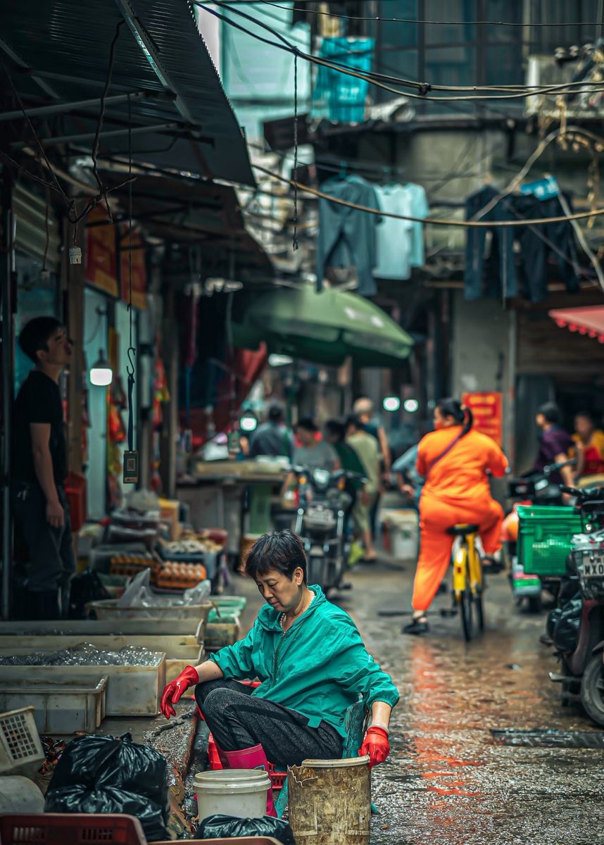 FaizanFaro20366's tweet photo. It’s 1 AM, and the only warm glow in the alley belongs to a tiny old food stall—steaming bowls of spicy ramen, silent night, and a chair waiting just for you. https://t.co/6L5EvxCfKd