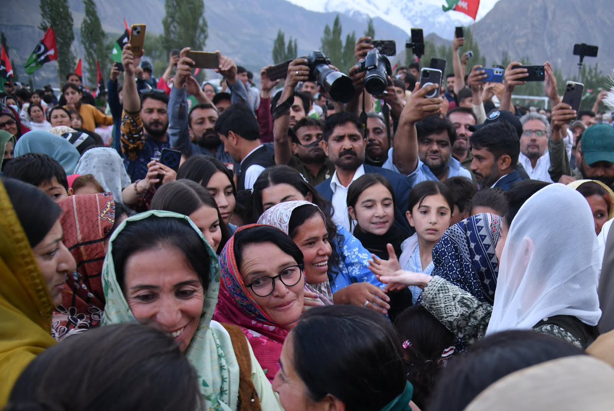 AltafHussainRi8's tweet photo. "شہید بی بی سے عوام کی بے پناہ محبت آج بھی دلوں میں زندہ ہے۔ لوگ آصفہ بھٹو زرداری میں شہید بی بی کی جھلک محسوس کرتے ہیں۔ عوامی خدمت، حوصلے اور عوام سے وابستگی کی یہ
روایت جاری ہے۔
@AseefaBZ 🇱🇾 https://t.co/rdA89ddQhI