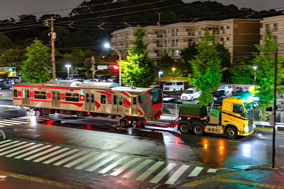 YY_Train_Labo's tweet photo. 2026.06.04　②
フィリピン・南北通勤鉄道 (NSCR) 第1期
EM10000形 第3編成
総合車両製作所 出場 陸送 (4日目)

4日未明、J-TREC 横浜事業所より フィリピン・マニラ南北通勤鉄道(NSCR) EM10000形 第3編成 先頭車の2両が陸送にて出場しました。

中間車の6両は、5月12日～14日の未明に陸送済みです。

EM10032L (Tc´)
EM10031L (Tc)