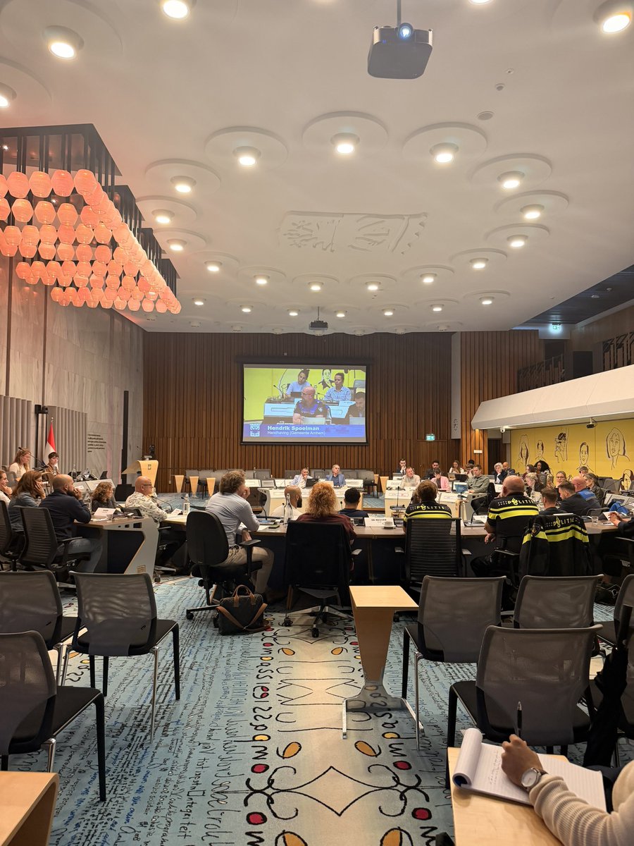 ArnhemRaad's tweet photo. Vanavond tijdens de Politieke Avond buigen de 9 raadkamers zich over onderwerpen voor Arnhem. Op de agenda staan onder meer de groeiende problemen rond minderjarige asielzoekers ende startnotitie Immerloo II Malburgen, het vrijwilligersbeleid. Volg live ➡️https://t.co/MbL9qWoQlH https://t.co/mRLsjPkhXr