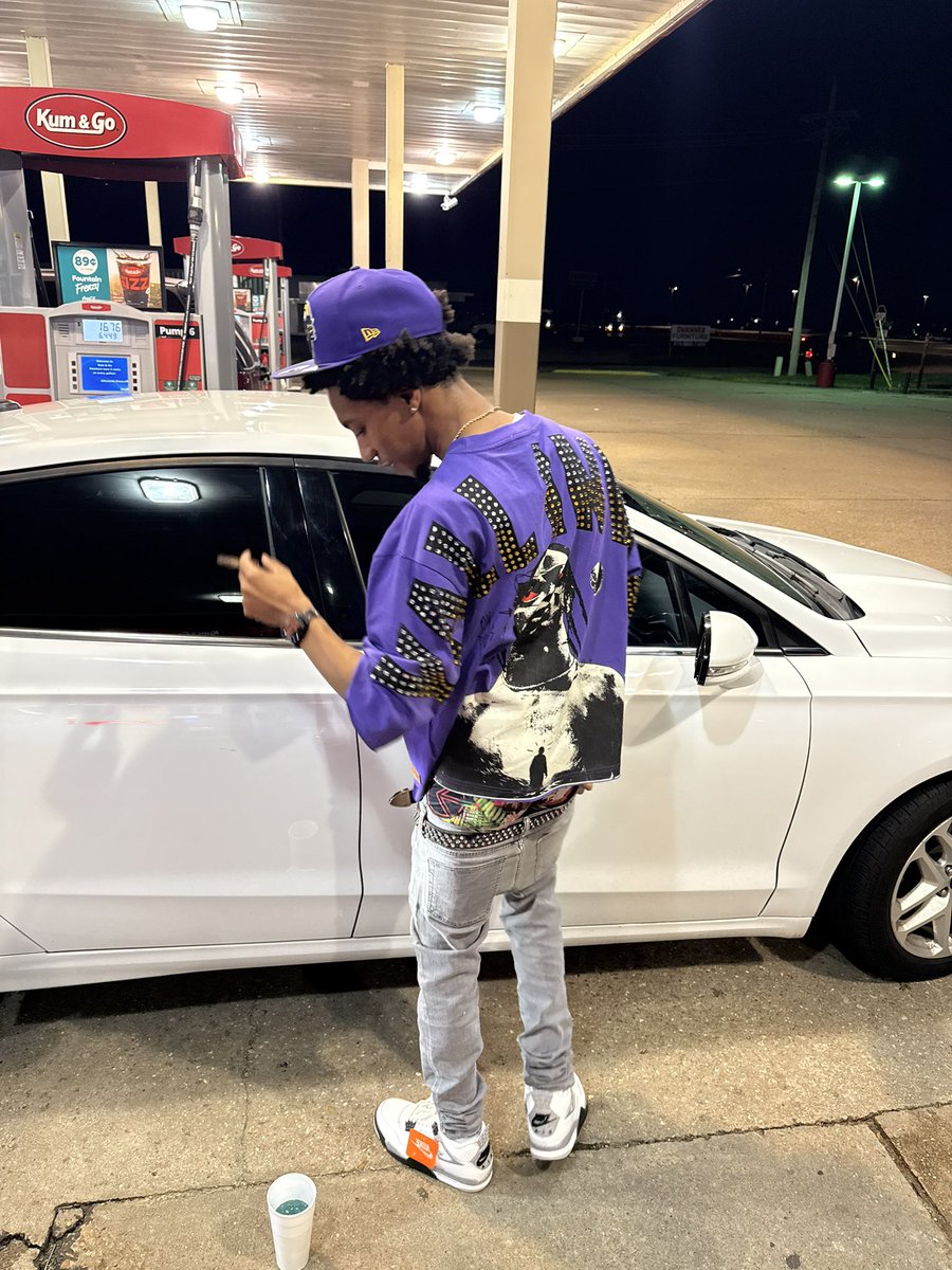 N9netrustnone's tweet photo. bout my 💵 bout my 🍞bout my 🎂 https://t.co/MTXddIq9un