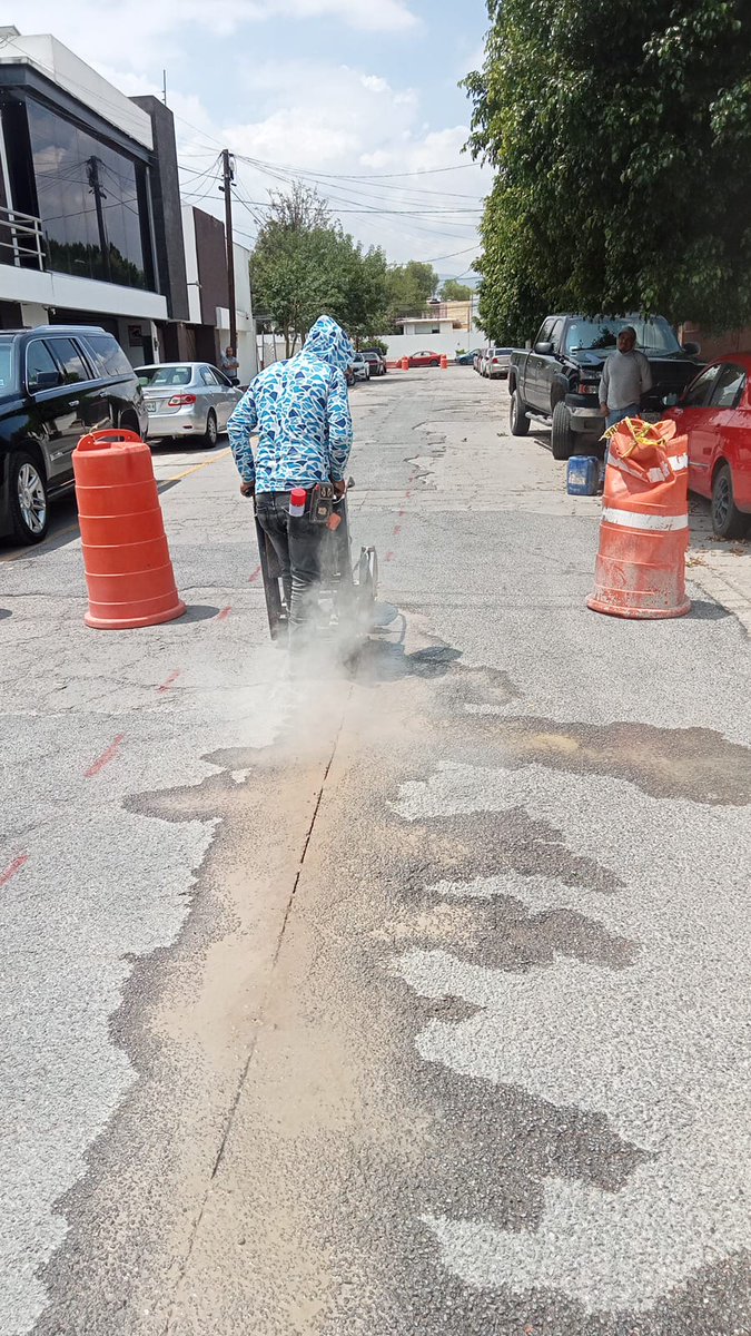 Interapas's tweet photo. 👷‍♂️¡Arrancamos una nueva obra para mejorar el drenaje sanitario!

📍En calle Julián Carrillo, col. Del Valle, iniciamos la rehabilitación de 80 m de tubería. 

La obra:
✔Beneficiará a 200 vecinos.
✔Mejorará el servicio, al contar con una infraestructura más eficiente y segura. https://t.co/8XBph36BDy