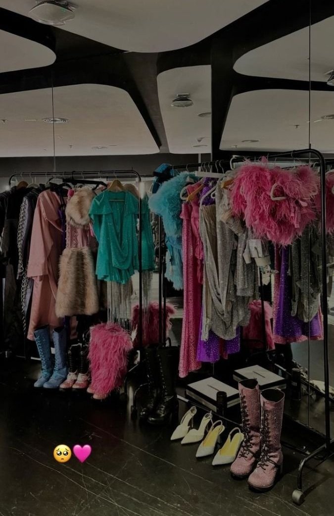 AmorxEmilia's tweet photo. "to' los outfits son iconic"
que vuelvan los shows de emilia mernes https://t.co/IiBdjJkULu