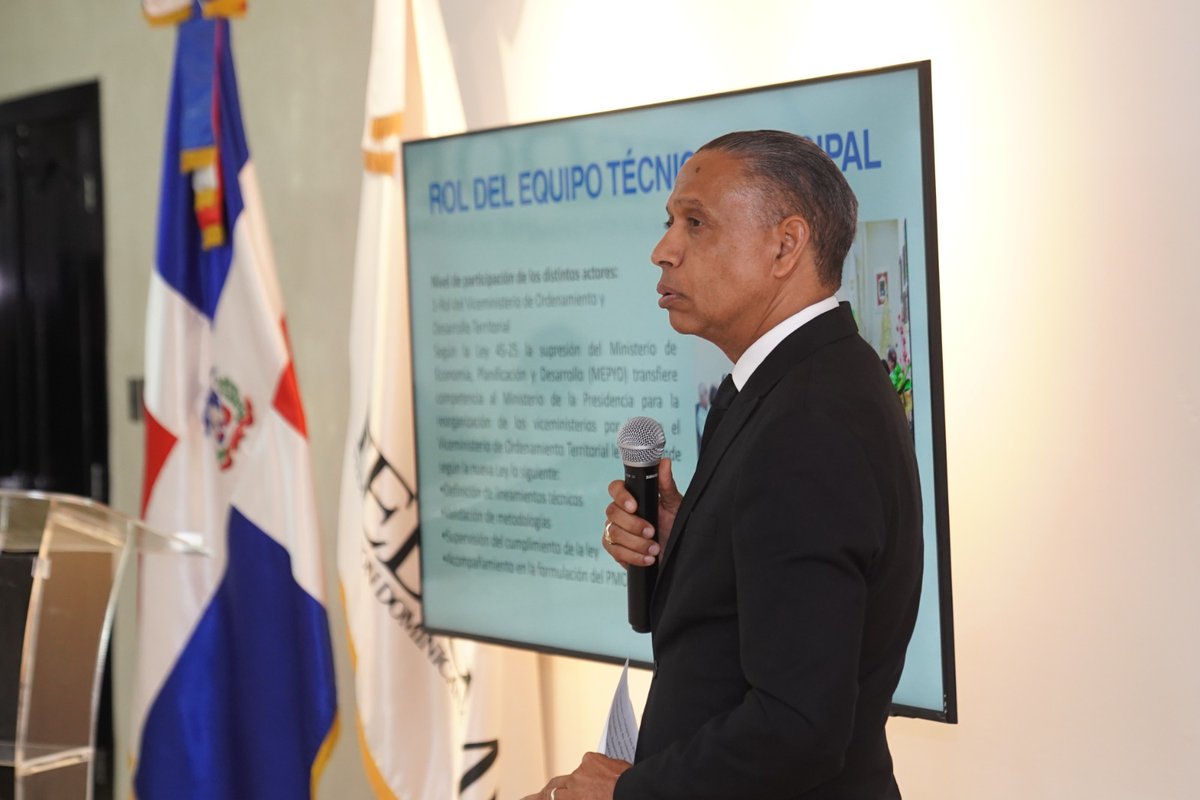 fedomurd's tweet photo. Nuestro presidente y alcalde de Samaná, Nelson Núñez, encabezó el diálogo “Gobernanza del Ordenamiento Territorial: Desafíos para la Autonomía Municipal”, enfocado en fortalecer las oficinas de planeamiento urbano y promover el desarrollo sostenible.
#OrdenamientoTerritorial https://t.co/Ad53jI94Ww