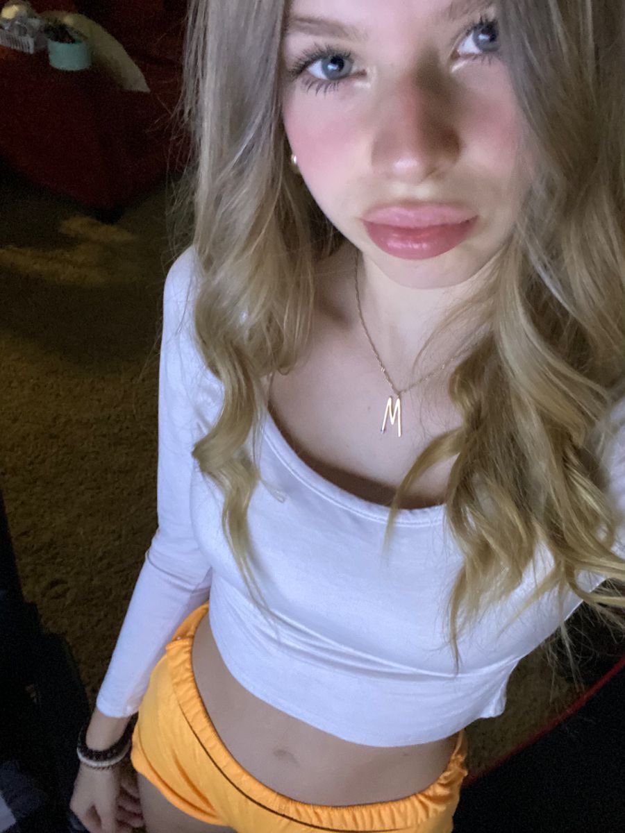 6000mgEdible's tweet photo. She has some crazy lips, I might just make a caption of her https://t.co/TMpLgo234p