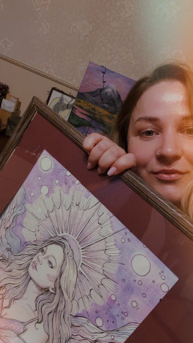 Arina_Chagall's tweet photo. Мне подруга картину подарила! Какая красота 🥵😭😭

(На заднем фоне тоже ее картины, люблю ее творчество 🥰) https://t.co/AEY8Y3mtjI