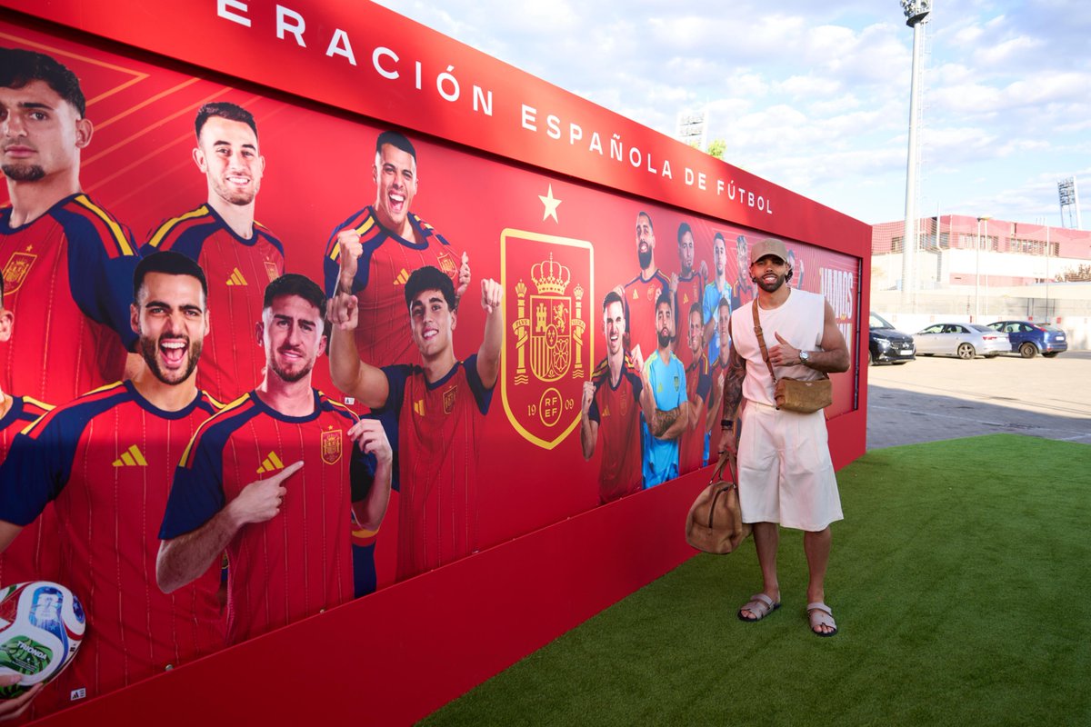 SEFutbol's tweet photo. 🙌 ¡𝗬𝗮 𝗲𝘀𝘁𝗮𝗺𝗼𝘀 𝘁𝗼𝗱𝗼𝘀!

👉 @FabianRP52, @daviidraya1 y Zubimendi se unen a la concentración de la @SEFutbol para la #CopaMundialFIFA.

😎 Podemos empezar. 

#VamosEspaña https://t.co/cfEug0rZIe