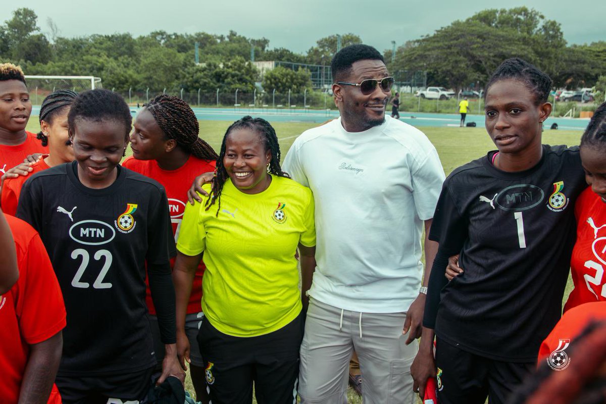 GhanaWNT's tweet photo. A visit from a legend! 🇬🇭⭐

National teams Ambassador, @ASAMOAH_GYAN3 stopped by training today to congratulate  us on our WAFCON qualification and inspire us ahead of the challenge ahead. 

"Ewɔ lɛ mɔŋkɔ" ❤️ 

#ShineBlackQueens✨ 
#MoreThanAble 💪🏾 https://t.co/hjjBpeShjV