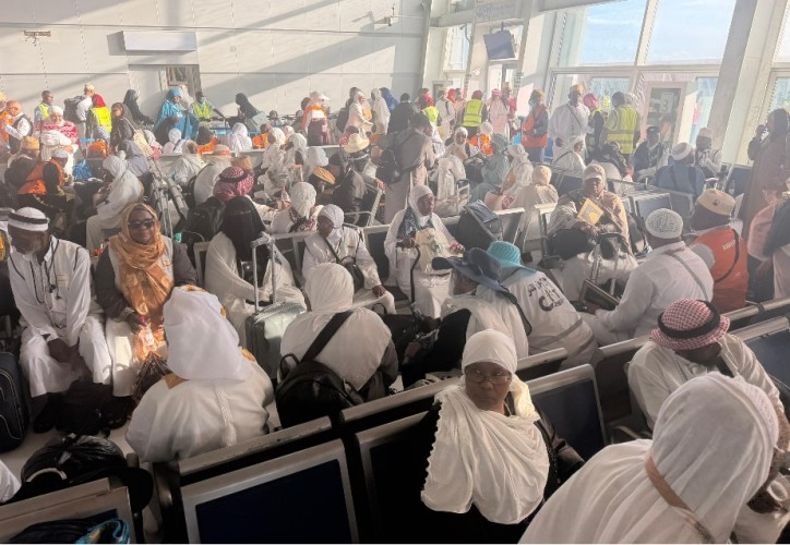 SecrettsMoonn's tweet photo. Le premier contingent de 427 pèlerins comoriens est arrivé à Moroni. Un deuxième vol transportant 412 autres pèlerins est attendu aujourd’hui. #Hadj2026 #Comores https://t.co/1NYT1prbnq