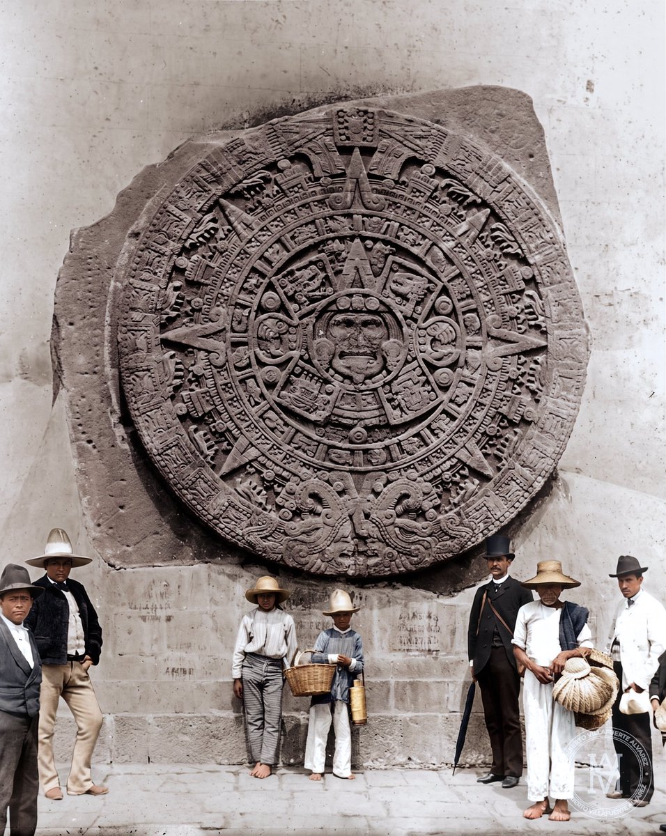 humbertovill68's tweet photo. Imágen compartida por @LeoLopezLujan 
La Piedra del Sol, uno de los símbolos más reconocidos del México antiguo, permaneció durante décadas empotrada en la torre occidental de la Catedral Metropolitana tras su hallazgo en 1790. Fue hasta agosto de 1885 cuando fue trasladada al Museo Nacional para su conservación y estudio.

Esta imagen muestra una etapa poco conocida de su historia, cuando aún formaba parte del paisaje cotidiano del Centro Histórico de la Ciudad de México.

"Piedra del Sol Azteca", 1886. 
📸Archivos del Estado de Nueva York.