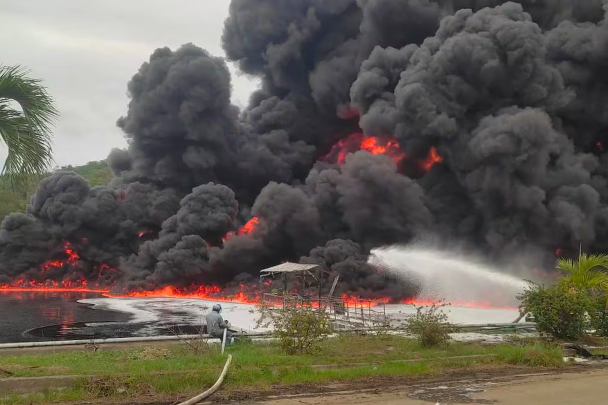 ElDatoEcua's tweet photo. #Urgente VICKO VILLACIS ESTARÍA DETRÁS DE LAS EXPLOSIONES EN LA REFINERÍA DE ESMERALDAS.

“Ponte pilas con el bombazo". 

El incendio en la Refinería de Esmeraldas pudo no haber sido un accidente. Chats hallados en el teléfono de uno de los detenidos en el caso que involucra al alcalde Vicko Villacís revelarían una planificación del ataque.