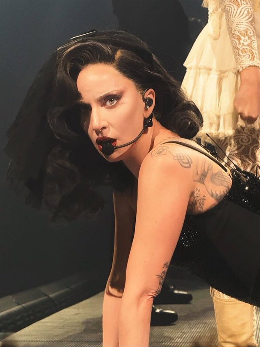 h3avym3tallova's tweet photo. gaga knew how much we loved this wig on her and then she burned it 😒 https://t.co/E2GhLaSIHl