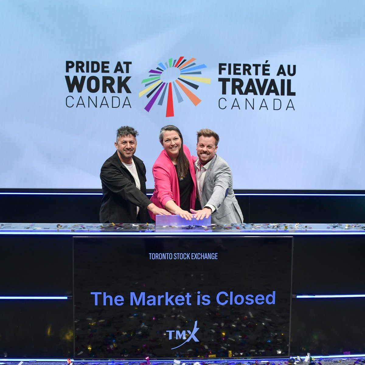 PrideatWorkCAN's tweet photo. Hier, Fierté au travail Canada, leur équipe ainsi qu'un groupe de Partenaires communautaires et de Fières partenaires se sont joints à @TMXgroup, pour fermer les marchés et souligner le mois de la Fierté. @tsx_tsxv
🌈 Bonne Fierté à toutes et à tous !
📸  https://t.co/lUKYvrgTi5 https://t.co/ovyL3WhGLS