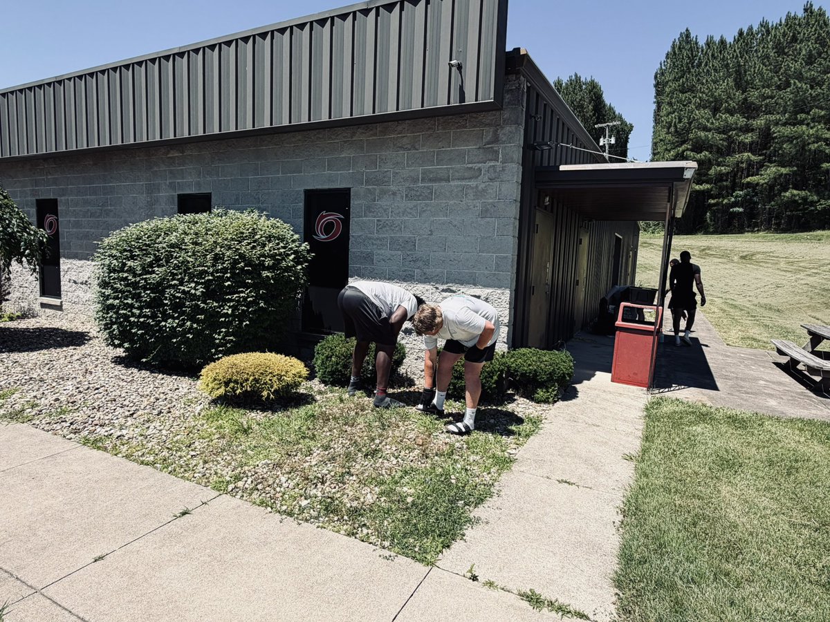 URGFootball's tweet photo. ☀️🌿 Summer session athletes lending a hand on campus to keep our Fitness Center looking fresh! 🔴🏈 https://t.co/ryLfQNWIEj
