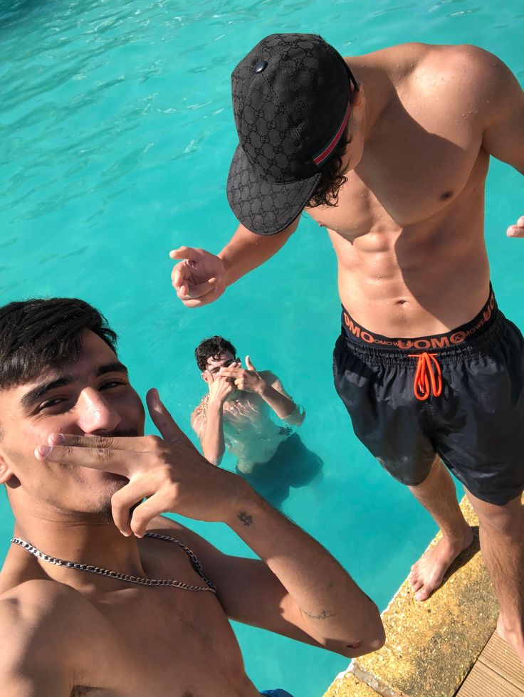 EzraSmithX12's tweet photo. on est chaud pour la piscine https://t.co/KkAihu6iYe
