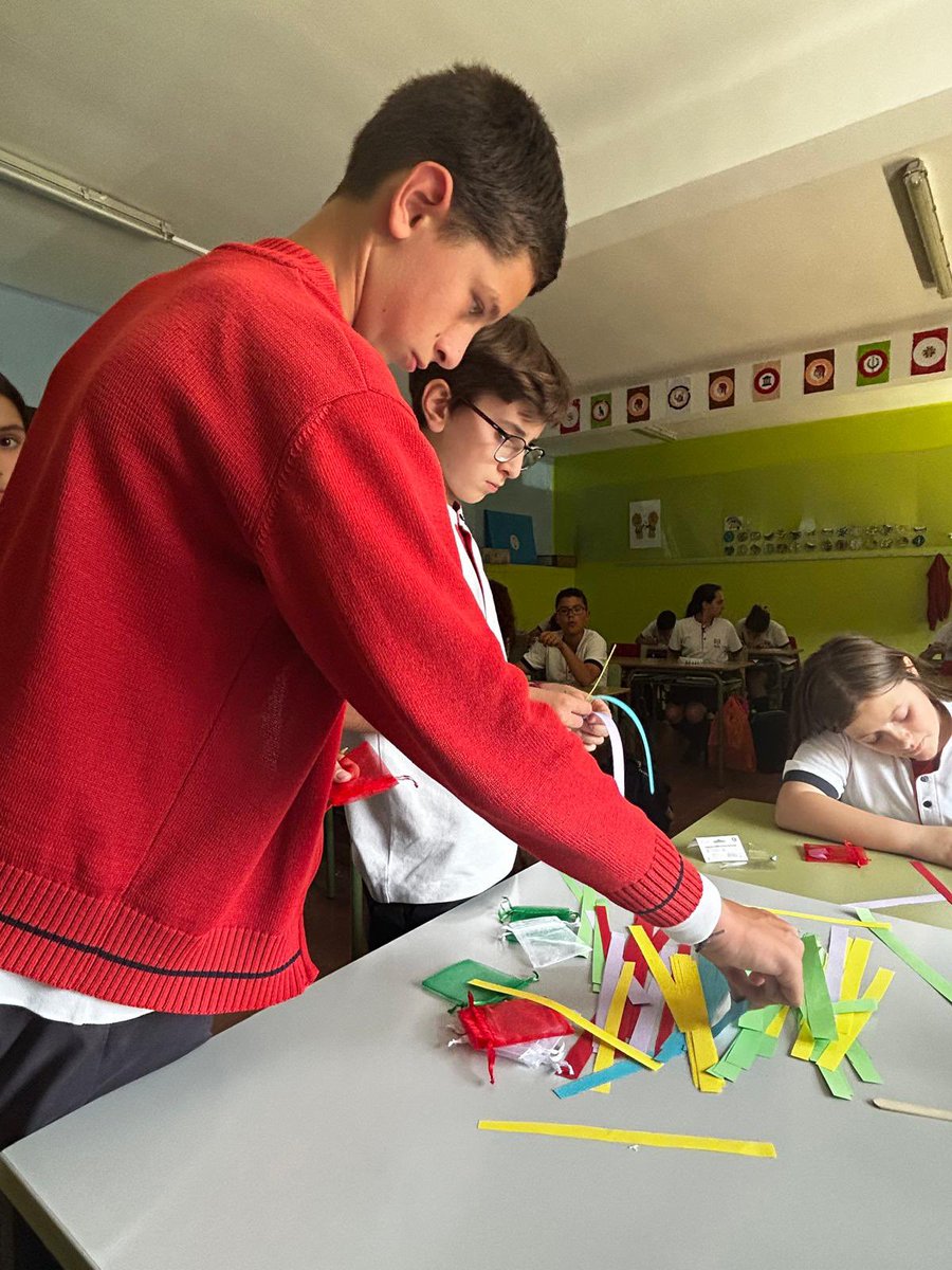 trinitariossala's tweet photo. 6ºde Primaria ha llenado de buenas experiencias, momentos mágicos, situaciones maravillosas e increíbles … sus sacos. 
Los han llamado “Sacos que Suman”, un saquito que se puede ir llenando y que está abierto a todo lo bueno, a todo lo que hace que te sientas mejor. 
 #somosfest https://t.co/WKpcKpCqOX