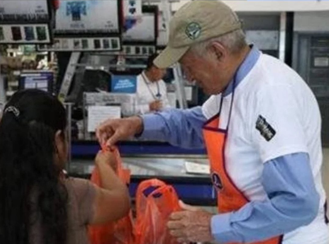 TarquinoPaspala's tweet photo. La CUT denuncia q la derecha aprobó en comisión de hacienda, rebaja del sueldo mínimo para mayores de 65 años, de $539.000 baja a $415.000. 

Y pensar q miles de adultos mayores votaron por Kast, porque iban a derrotar al comunismo.. estarán contentos ahora?🥴 https://t.co/CMx1mT6mgi