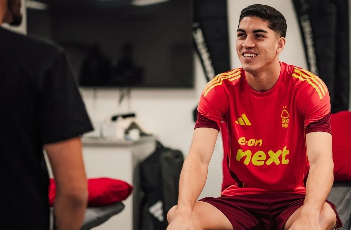 Radardabola__'s tweet photo. 🚨 O São Paulo tentou a contratação de Jair Cunha, zagueiro do Nottingham Forest e ex-Botafogo.

O Tricolor buscou informações e avaliou a possibilidade de um empréstimo, mas o clube inglês não demonstrou interesse em liberar o defensor neste modelo de negociação.

Com isso, as tratativas não avançaram e o São Paulo segue atento ao mercado em busca de opções para o setor defensivo.

#SPFC #SãoPauloFC #MercadoDaBola #JairCunha