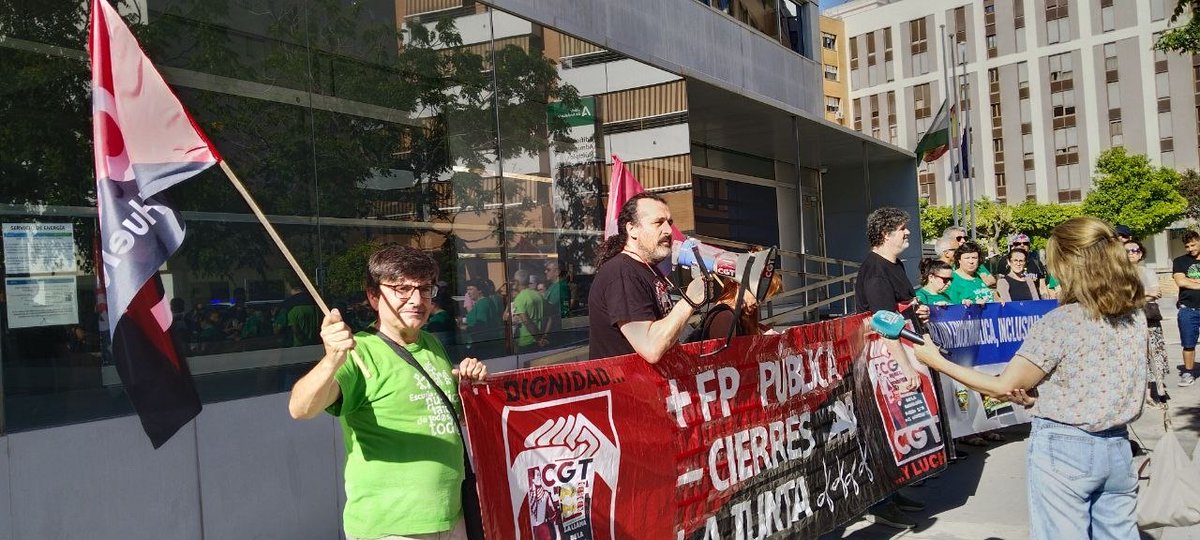 CgtEduHuelva's tweet photo. Fotos de la concentración para rechazar el cierre de los títulos de FPB de Huelva: IES Saltés, IES Diego Macías e IES La Marisma.
@EducaAnd Escucha!
Gracias a todas quienes nos habéis acompañado y las fotos de @hispanidadradio
Mañana más!
#FPPública
#FPBásica
#FP #Huelva https://t.co/SmJqfwBHbo