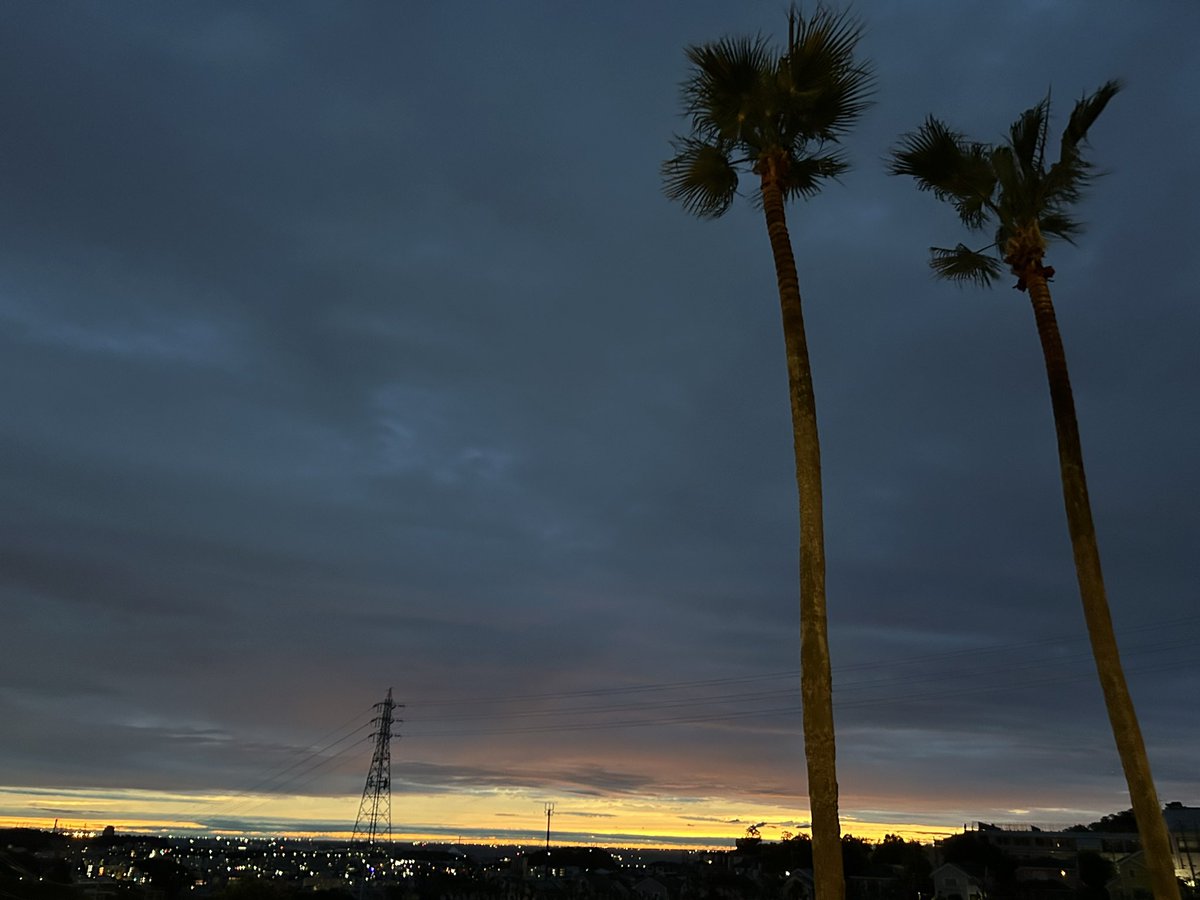 mits_i's tweet photo. This is what the sky looked like before sunrise this morning. Unfortunately, it's still dark, covered in clouds. 😅 https://t.co/TDE8l5wtRQ