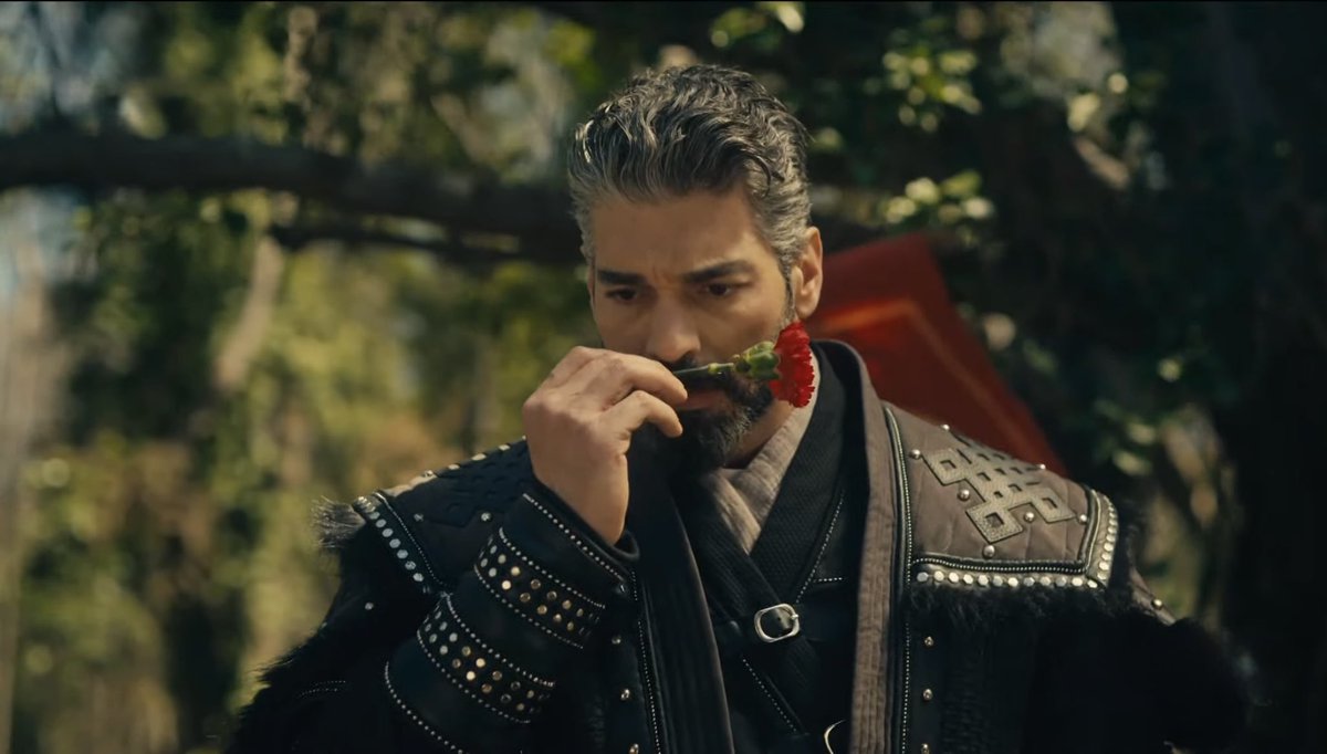 ozlemluve's tweet photo. مو آسفه بس ضحكت كل ما تركت وراها شيء يشمه 😭 he’s so obsessed I swear 
#KuruluşOrhan #FatVius https://t.co/thYBKn2Qo7