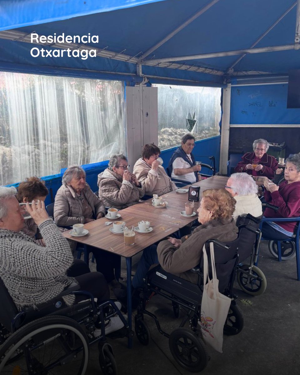 ROtxartaga's tweet photo. Después de disfrutar de la feria de Ortuella, también encontramos un momento para sentarnos, compartir y seguir disfrutando juntos.

Porque los mejores planes también se viven con calma, conversación y buena compañía.

#AmorPorLosMayores #CentroDeDiaOtxartaga https://t.co/02NP793yUZ