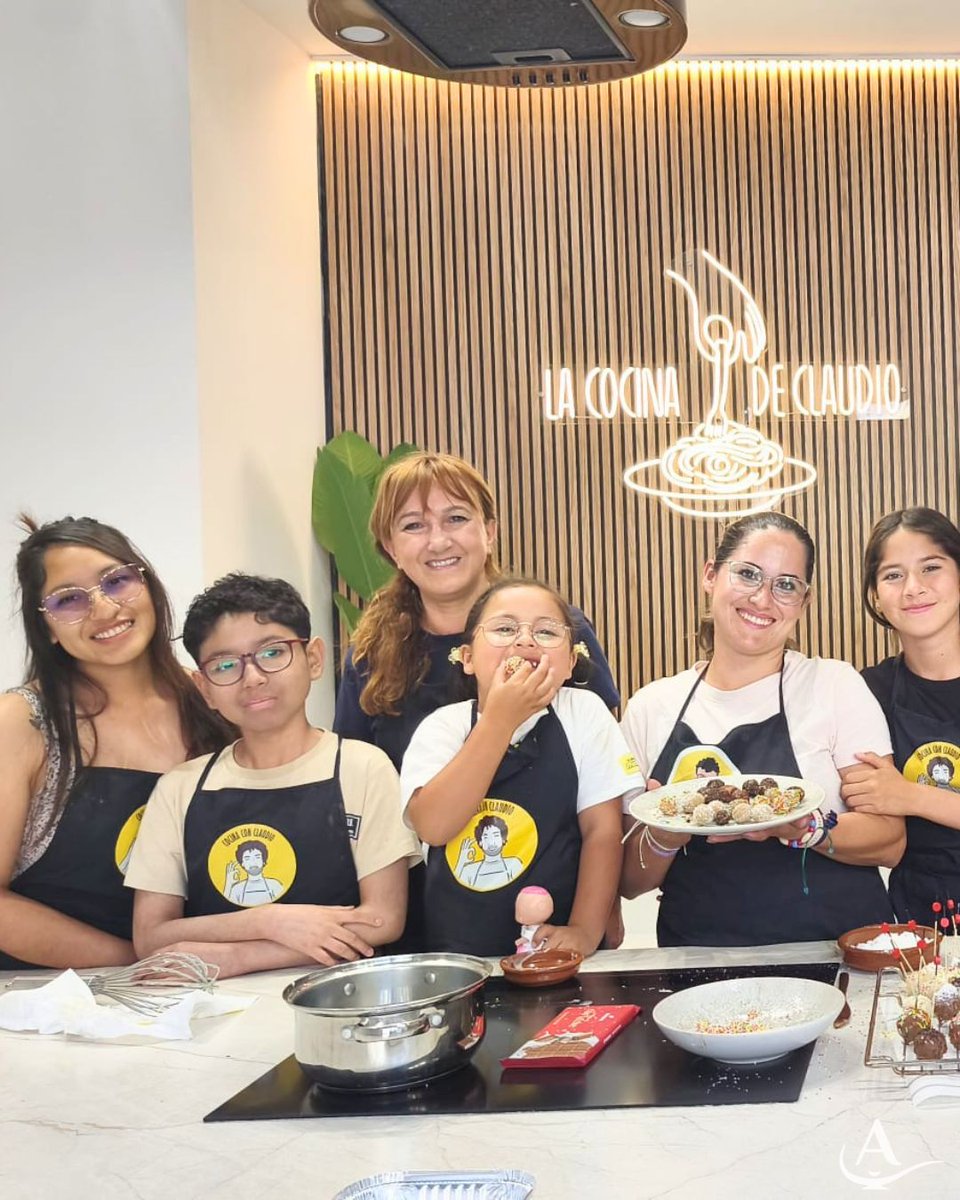FundAladina's tweet photo. 🧑‍🍳 Hoy nuestros Aladinos han disfrutado de una experiencia muy dulce en la cocina, donde se han convertido en auténticos chefs por un día.

Gracias al chef Claudio, de La Cocina de Claudio, por acompañarles con tanta dedicación y hacer posible un día tan especial en la cocina. 🧡 https://t.co/PJaFSsLksD
