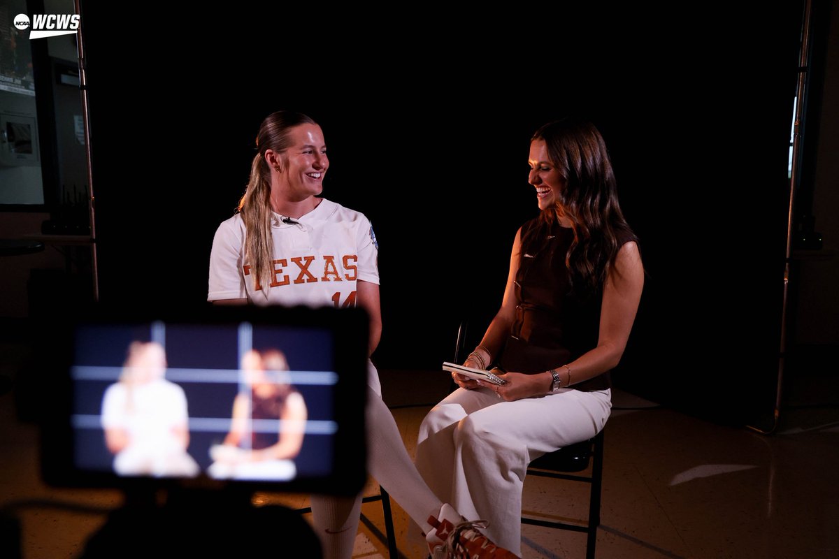 NCAASoftball's tweet photo. Ready to defend their title 🤘

#WCWS x @TexasSoftball https://t.co/gVJV7KxElD