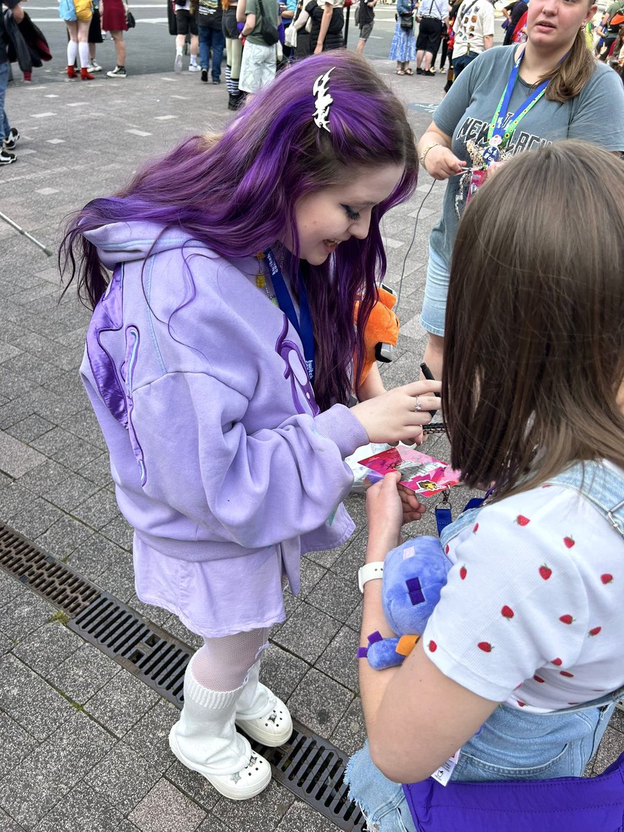 shysoftietv's tweet photo. ROSCUMBER🪻@Roscumber @therizzcumber 

congrats on the crafty award for worldweaver, no one deserves it more than you! and look at us with our minecraft live plushies 🥹

ps i forgot to mention but we have the same birthday so we’re twins fr

#twitchconrotterdam #twitchconeurope https://t.co/rnJKxQGq1c